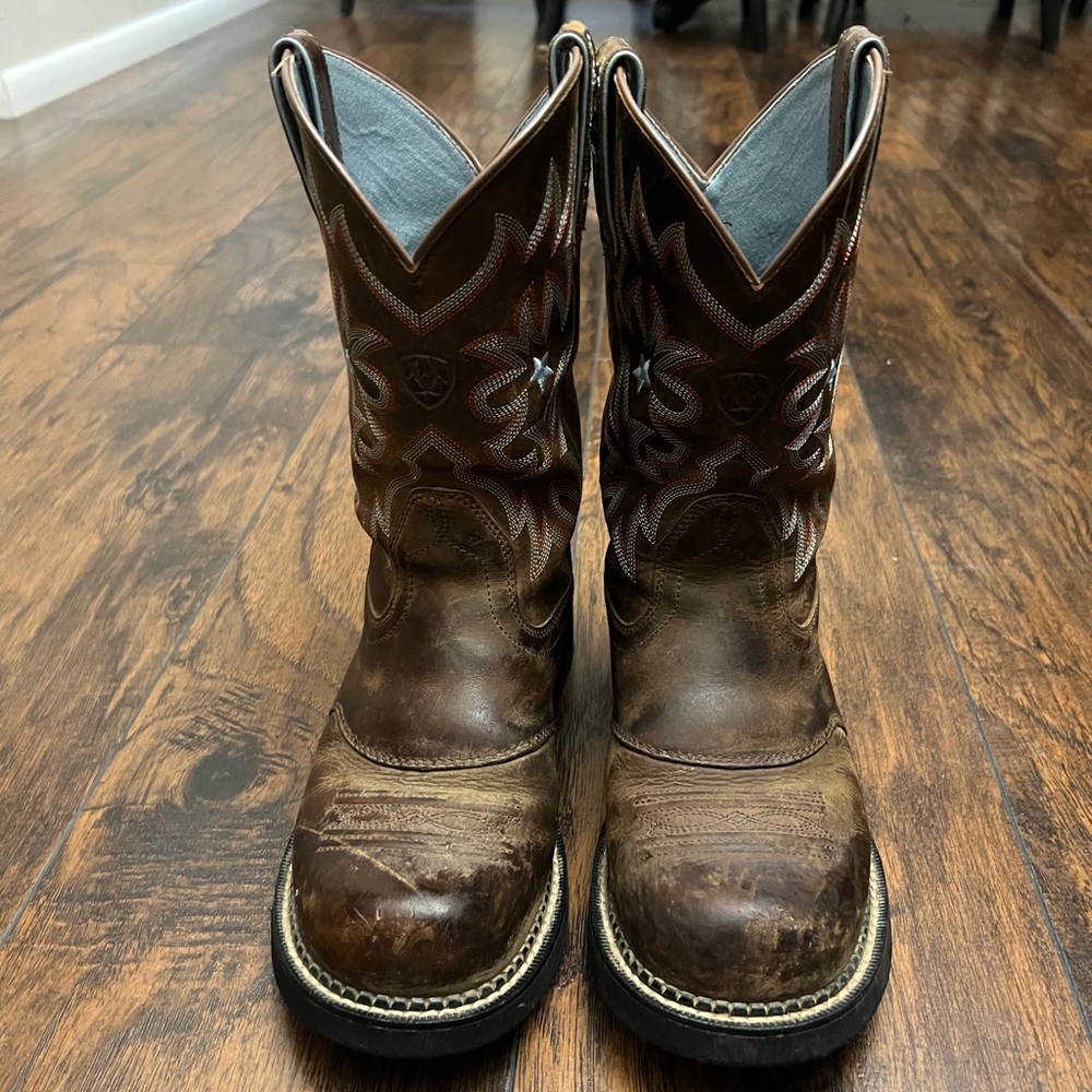 Women’s cowgirl boots. 👢